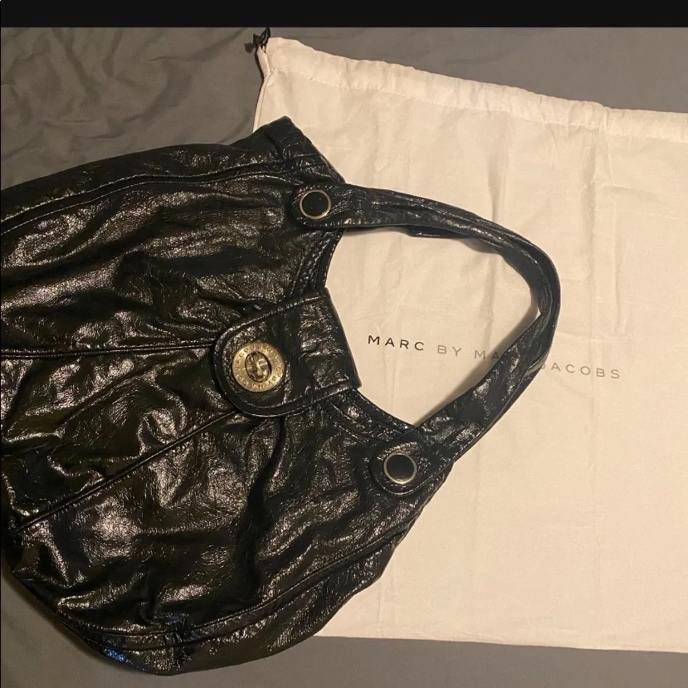 Marc by Marc Jacobs turn lock EXTRA LARGE hobo bag. GREAT condition! GREAT DEAL!